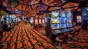 Roda Roulette hidup dengan nomor dan warna yang jelas terlihat